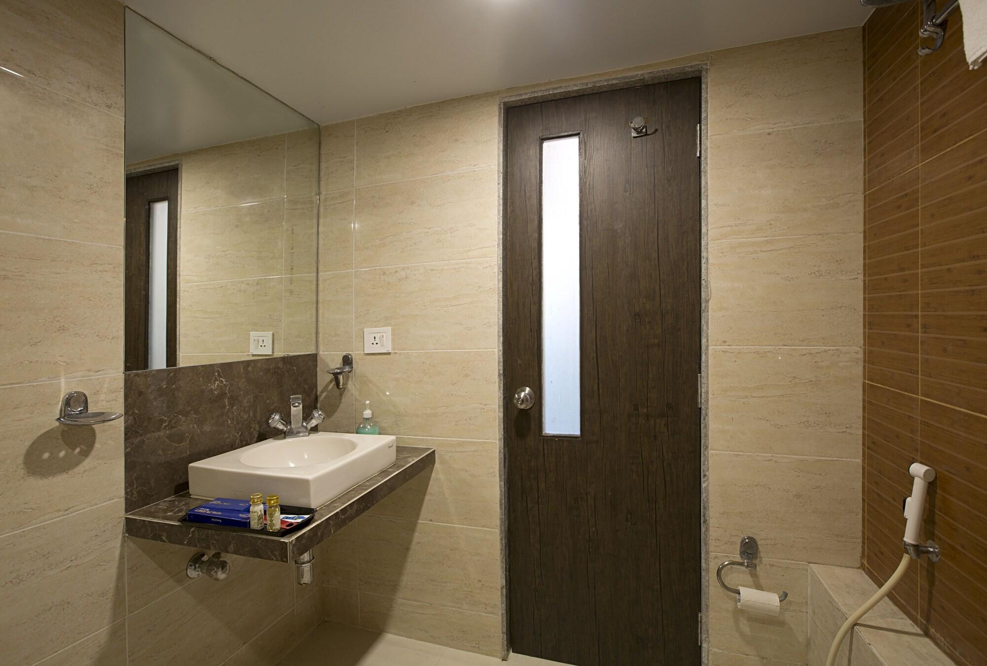 Hotel Planet Residency Мумбаи Экстерьер фото