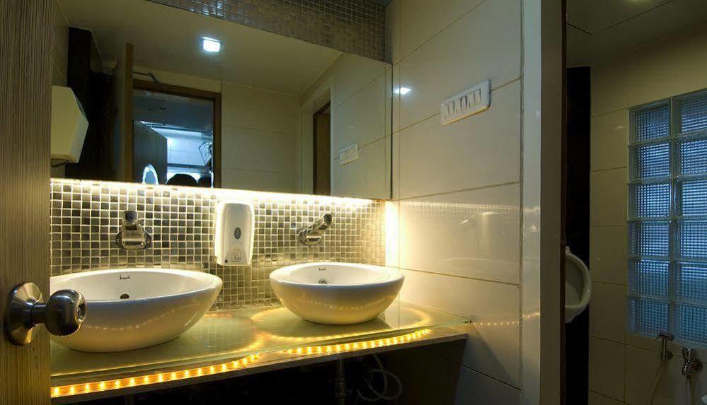 Hotel Planet Residency Мумбаи Экстерьер фото